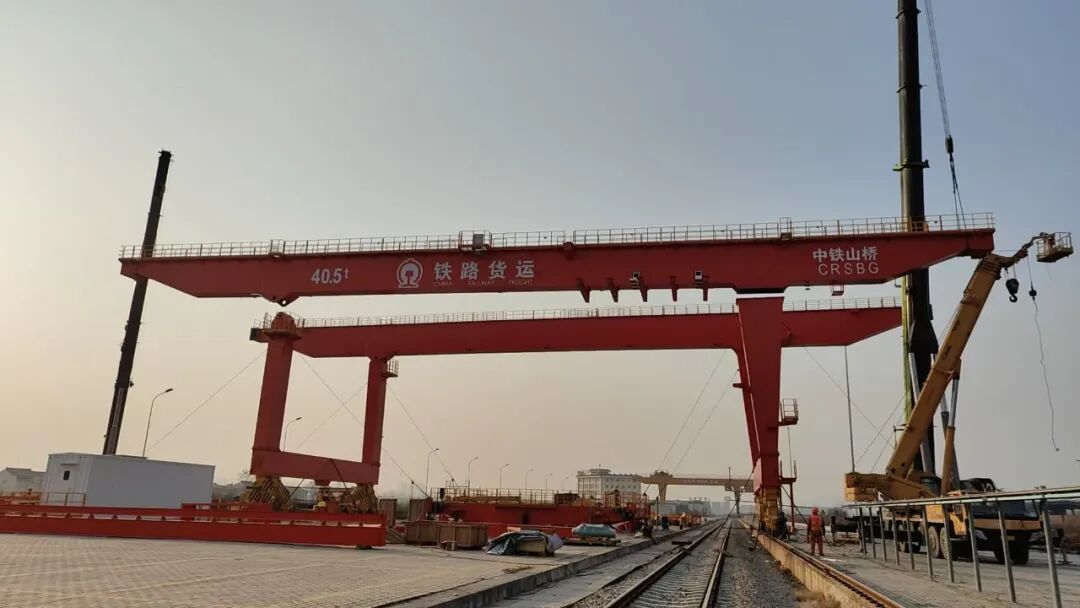 寶雞集裝箱吊安裝項(xiàng)目主梁吊裝圓滿(mǎn)成功!